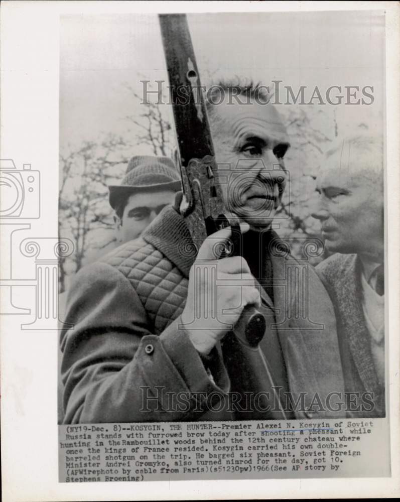 1966 Press Photo Soviet Premier Alexei Kosygin hunts behind chateau in France- Historic Images