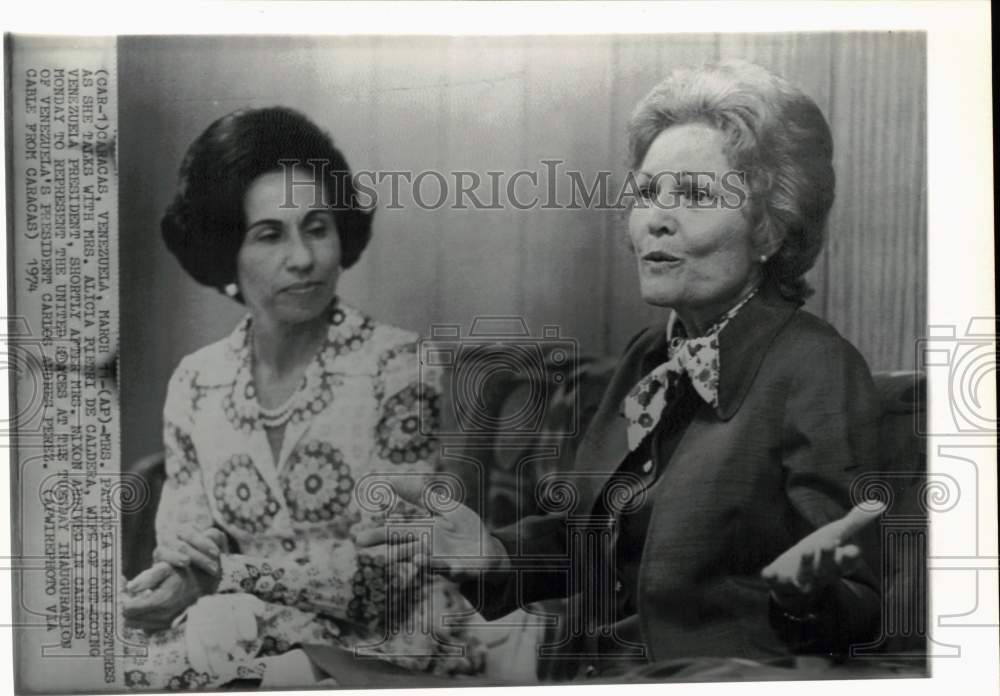 1974 Press Photo Patricia Nixon with Alicia Pietri de Caldera in Venezuela - Historic Images