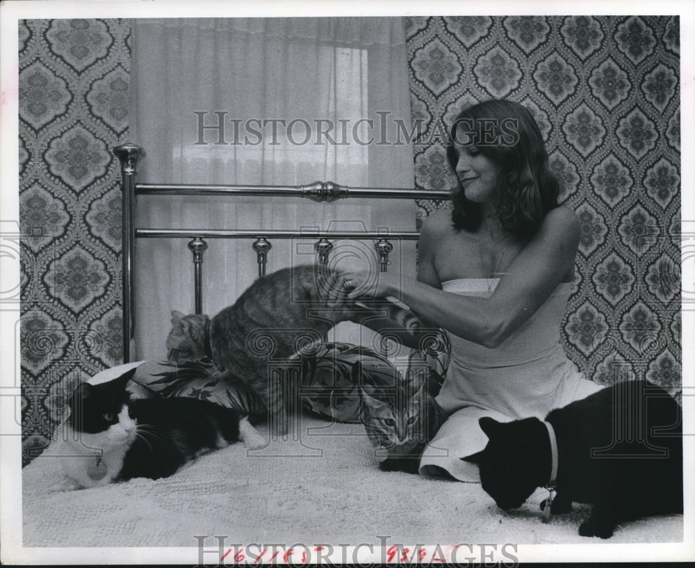 1978 Press Photo Bobbie Harkness and her cat friends - hcx00175-Historic Images