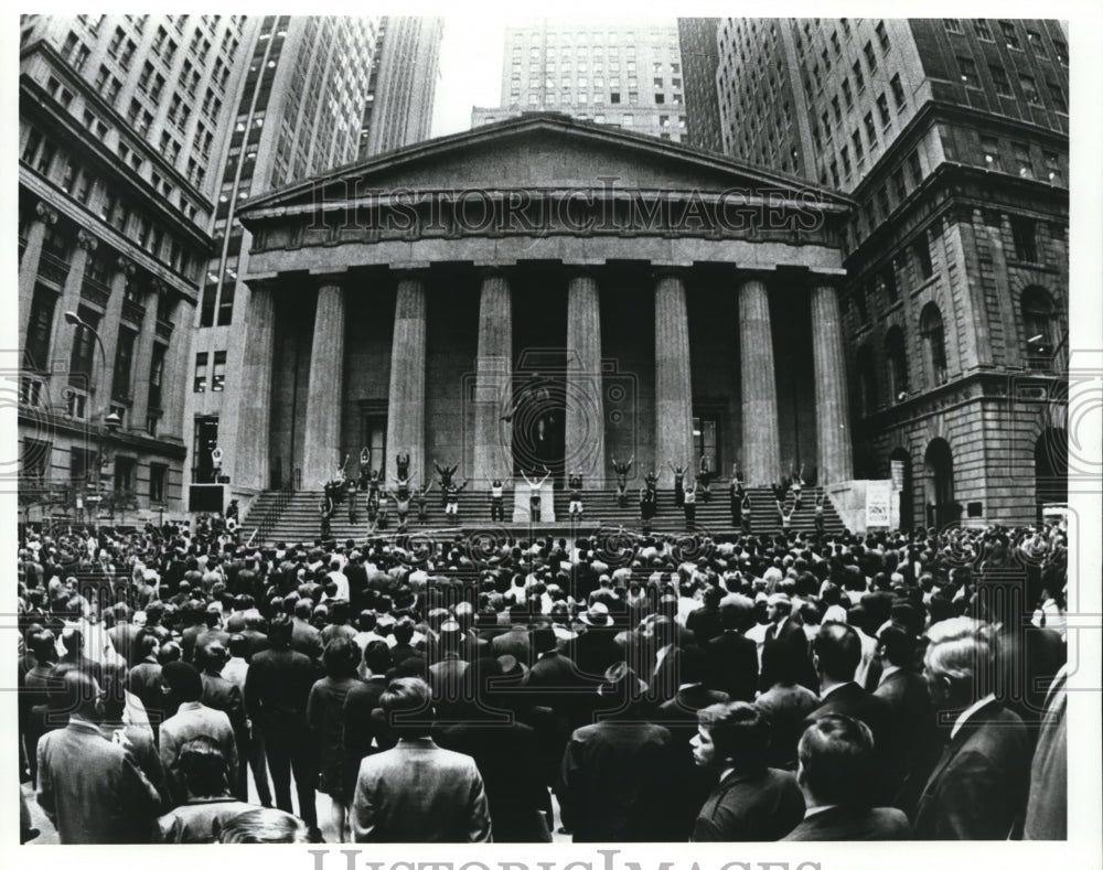 1977 Press Photo The Acme Dance Company at U.S. Treasury Building on Wall Street-Historic Images