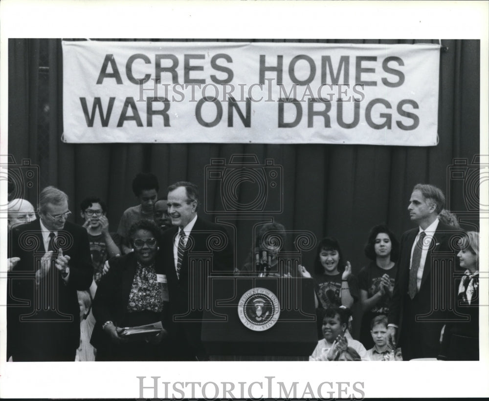 1989 Press Photo President Bush hugs Erma Scales, Acres Home Subdivision Houston - Historic Images