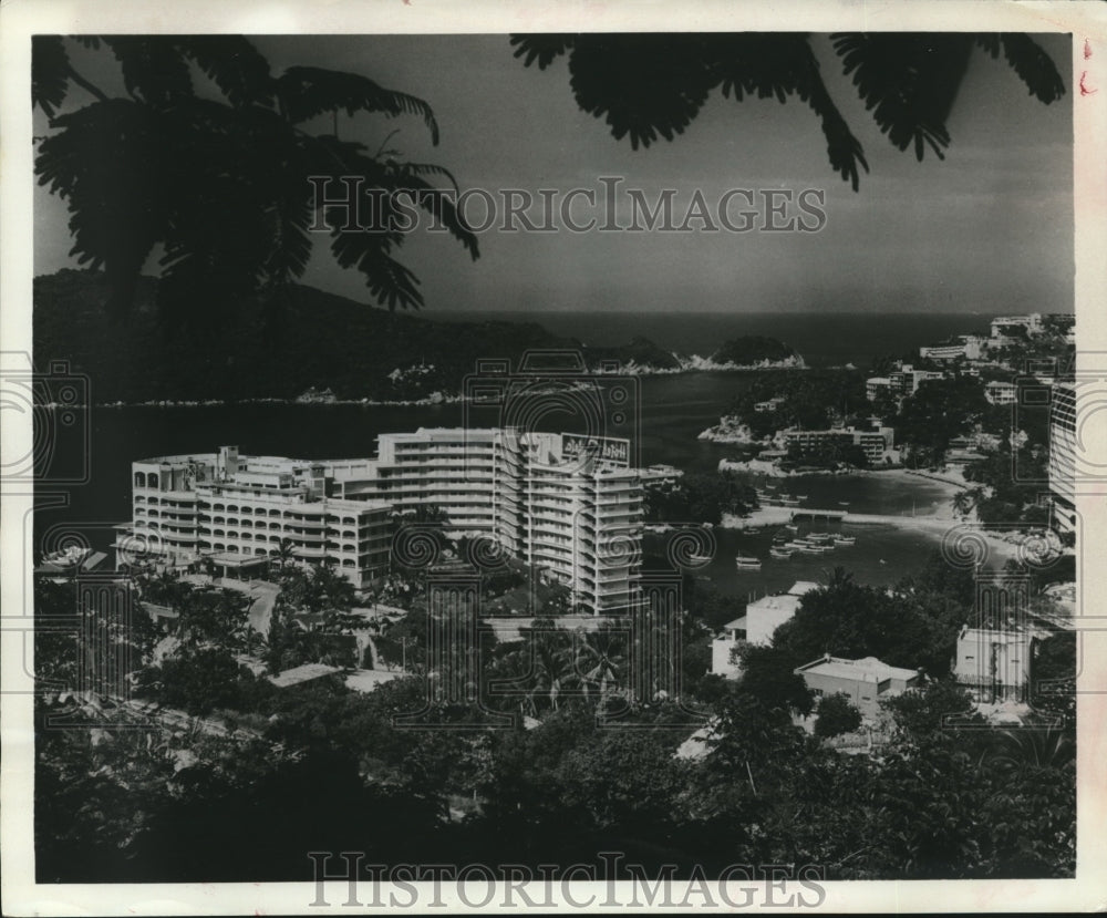 1972 Press Photo View overlooking hotels and ocean of Acapulco Mexico-Historic Images