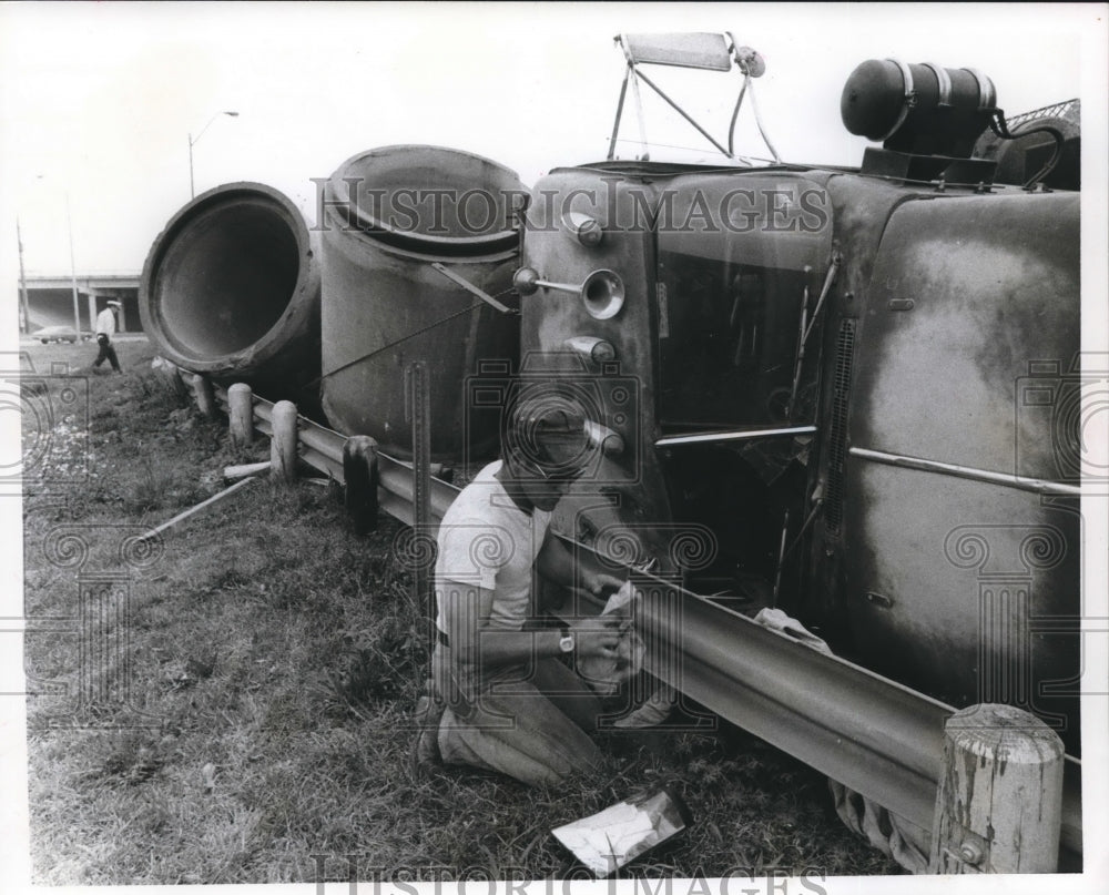 1977 Press Photo Man Checking a Truck accident in Houston - hcx00447-Historic Images