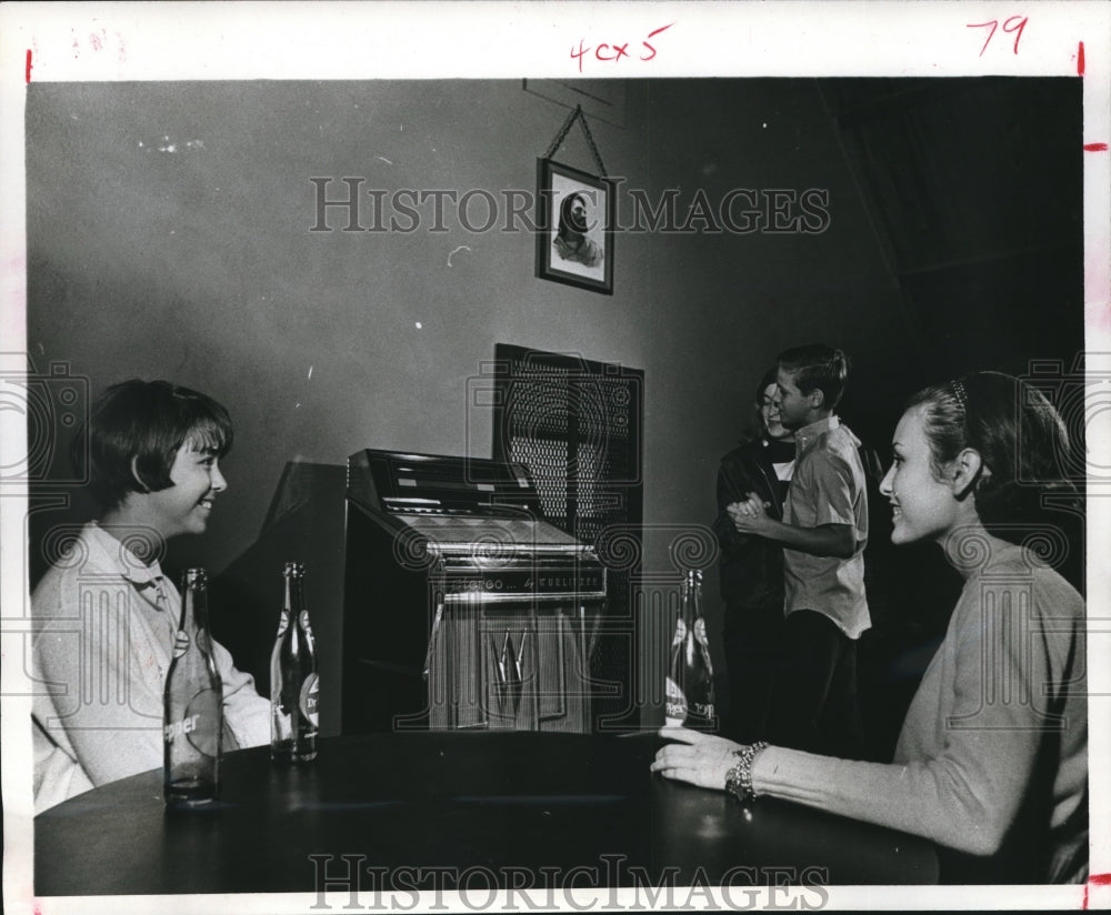 1968 Press Photo Customers Enjoy Drinks, Music &amp; Dancing at Attic Club Houston - Historic Images