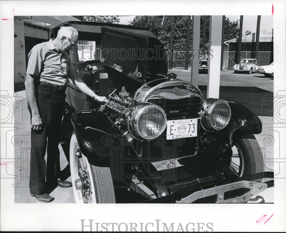 1976 Press Photo Bill Carey with a 1923 Lincoln Coup, Antique Automobile Co.-Historic Images