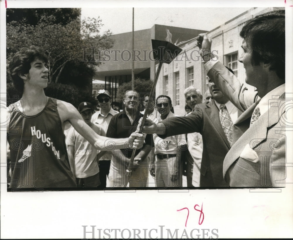 1976 American Hellenic Educational Association olympic torch runner - Historic Images