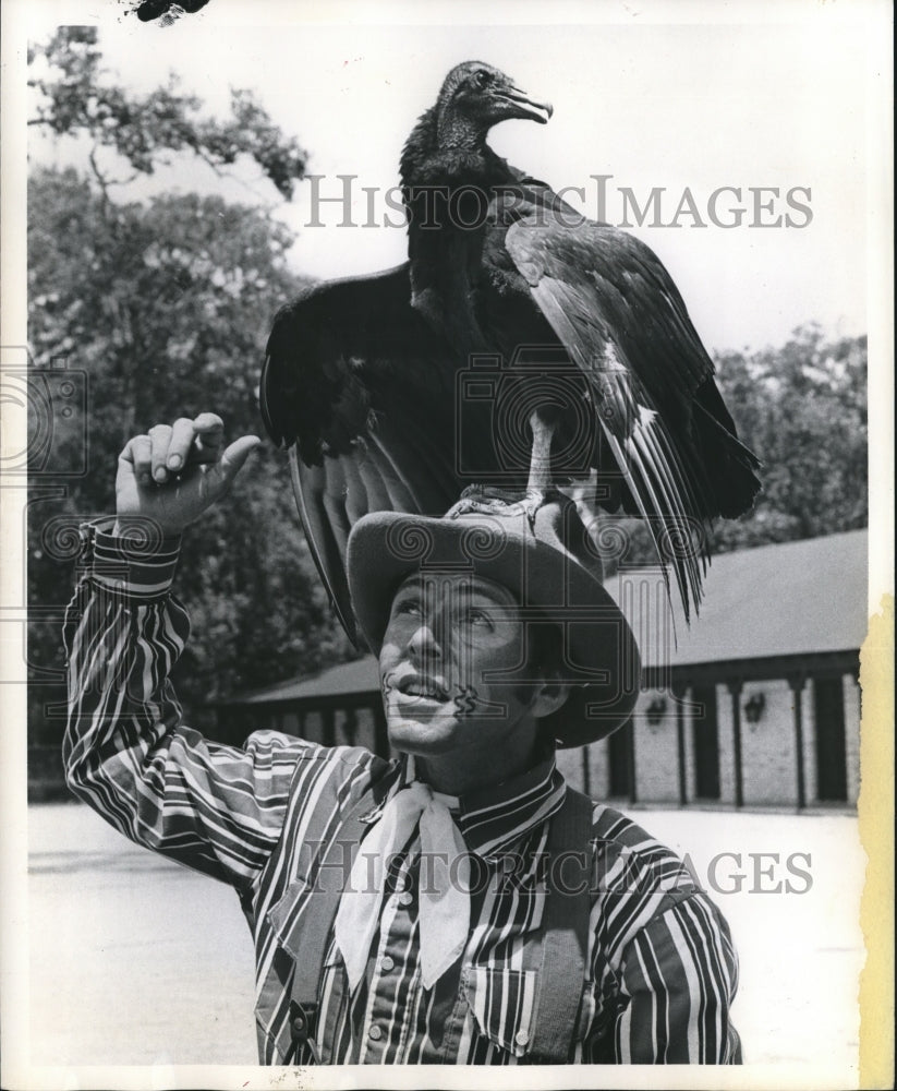1972 Rodeo Clown Ralph Fisher and His Buzzard Friend Perform Act - Historic Images
