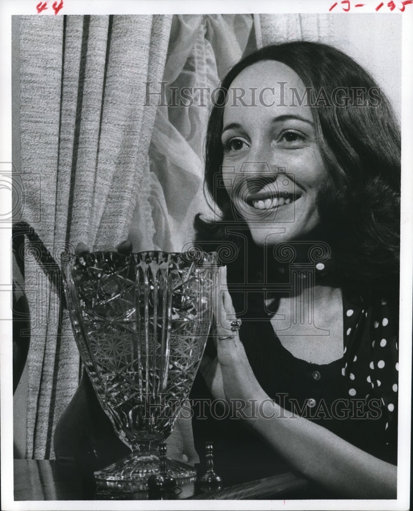 1978 Press Photo Antique Cut Vase, Held by Suzanne Dryer, Adoptee - Historic Images