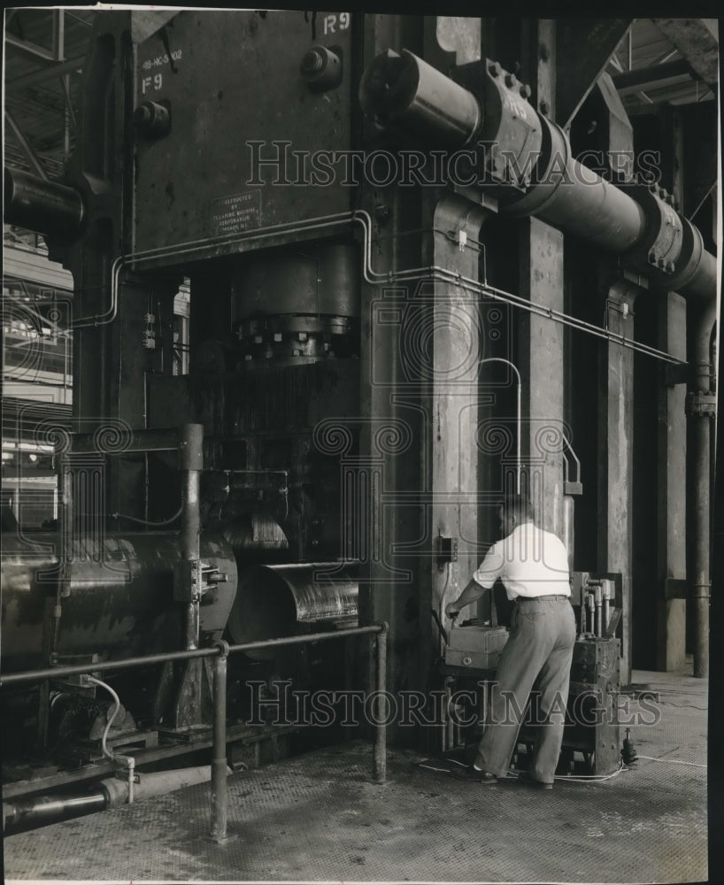 1950 Press Photo Worker Monitors Tremendous Pressure, Smith A.O. Corp, Houston-Historic Images