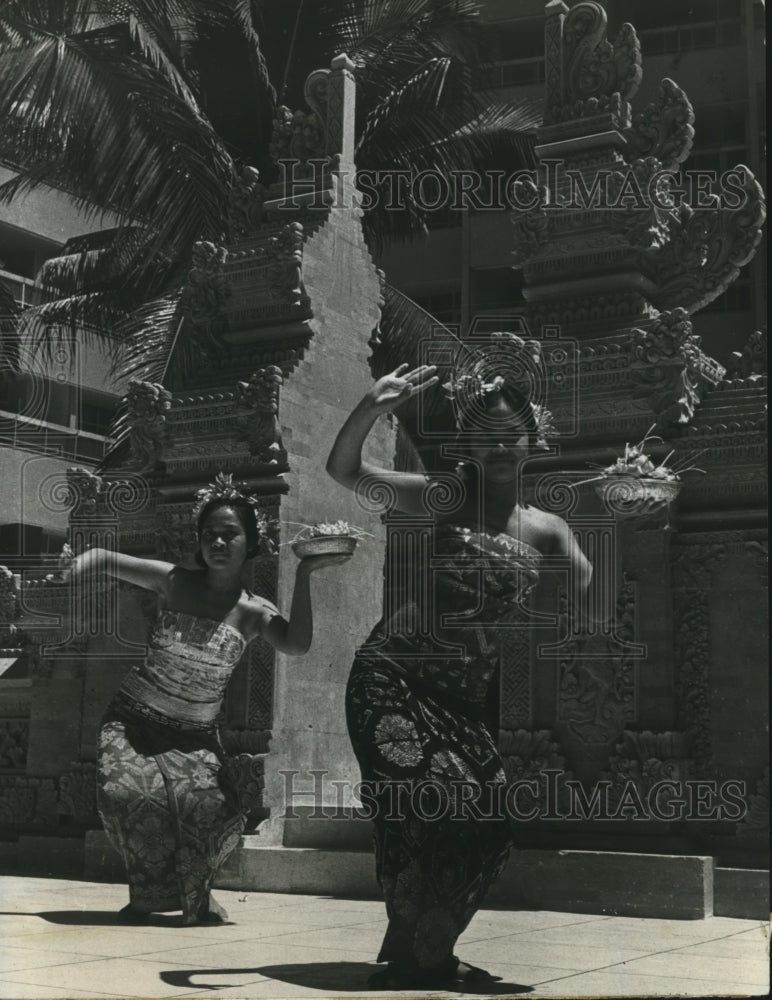 1970 Press Photo Woman Preform Legoong Dance in Front of Hotel Bali Beach.-Historic Images