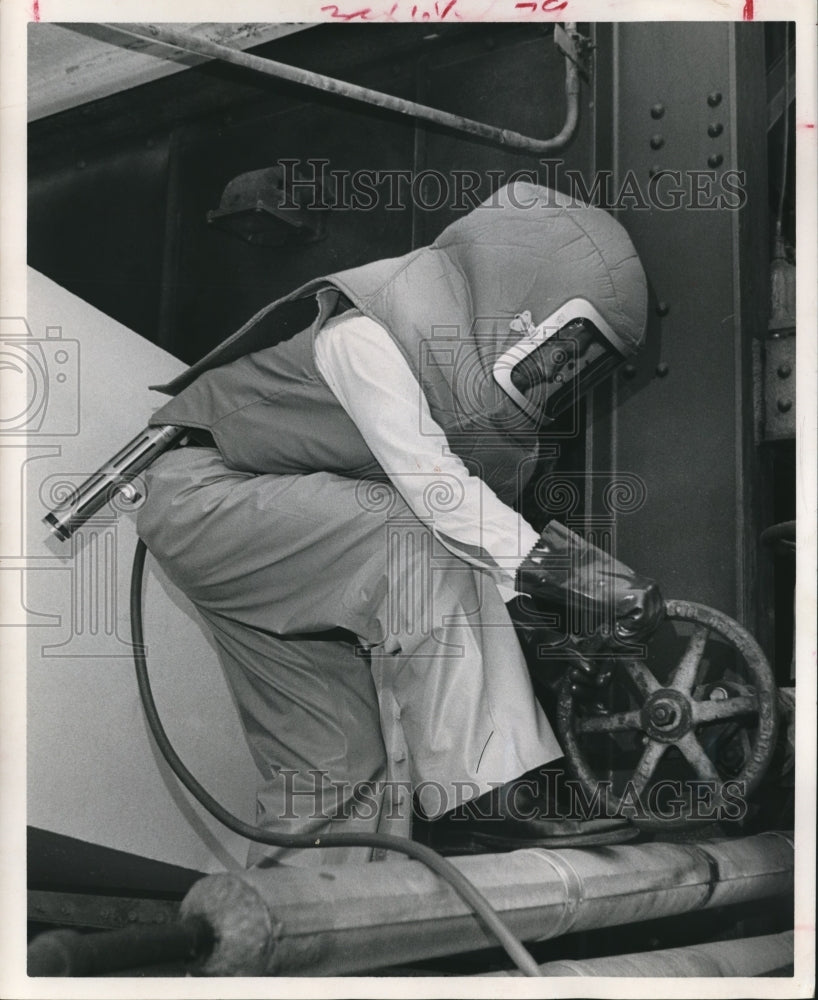 1964 Press Photo Encon Manufacturing Co. stays cool in air conditioned hood - Historic Images