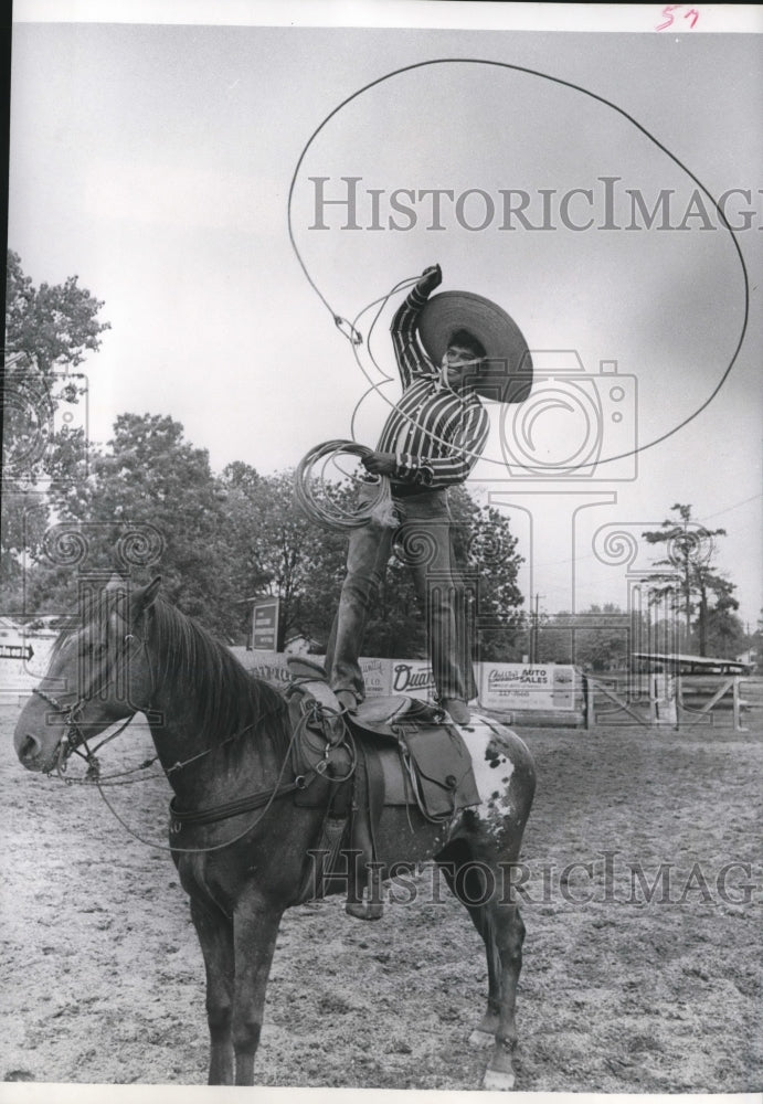 1973 Press Photo Doing rope trick, Charros - hcx01269 - Historic Images