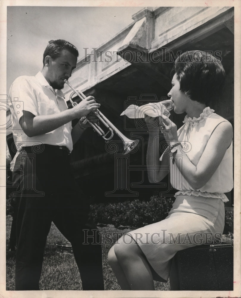 1967 Press Photo Miss Woodlee at Allen's Landing Park, Houston, with Bob Potter-Historic Images