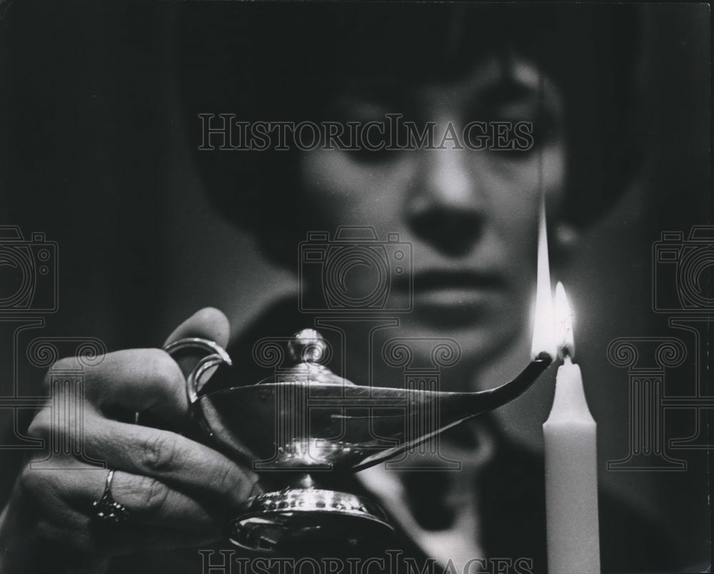 1967 Congregation Beth Israel Lighting a Candle - Historic Images