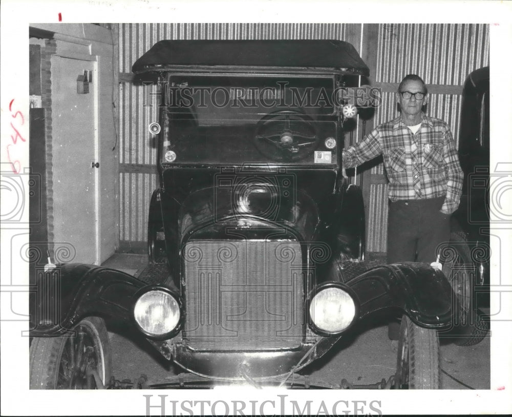 1980 Gordon Dement with his antique 1925 Ford Model A automobile - Historic Images