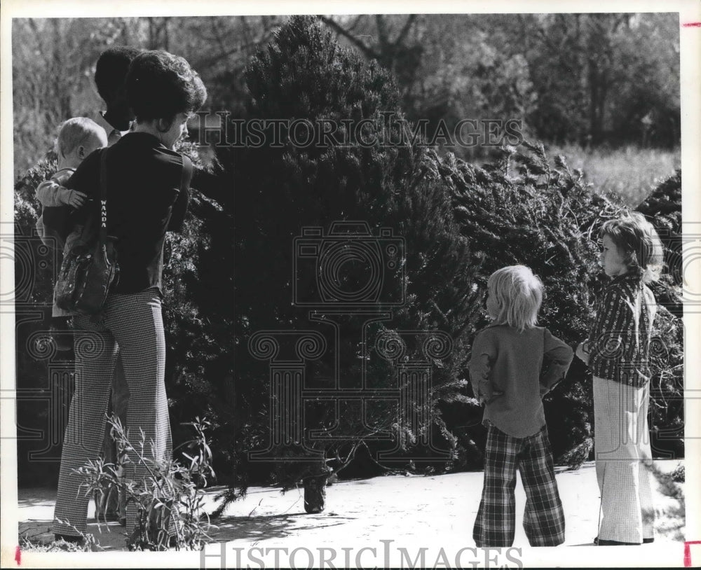 1976 Mrs. Wanda Short stopping for Christmas trees with children - Historic Images