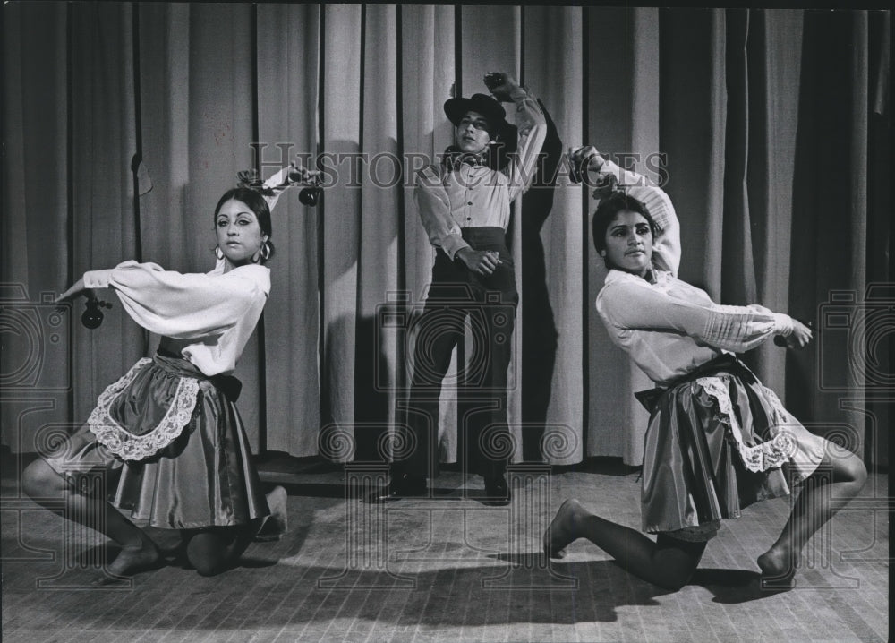 1971 Press Photo Students Dance at Cinco de Mayo Celebration, Houston-Historic Images