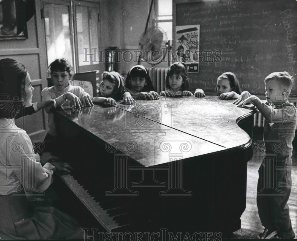 1967 Mrs. Patricia Lanfear&#39;s class hears piano vibrations, Houston - Historic Images