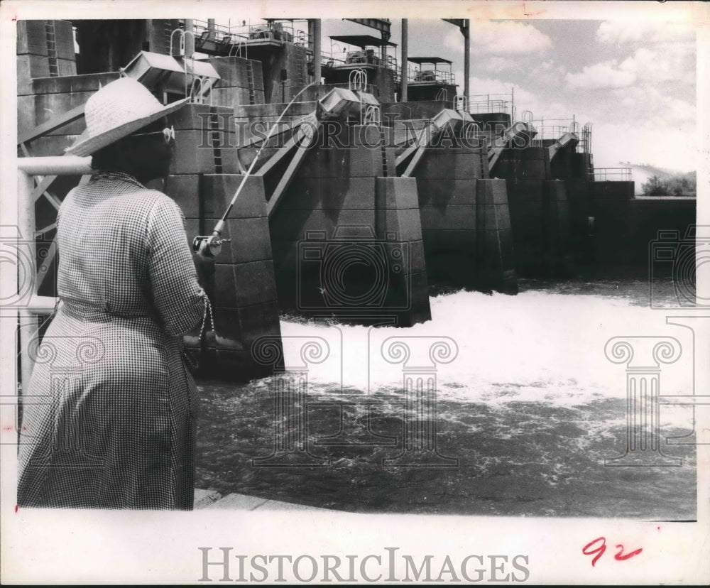 1963 Press Photo Lady fishing at Dam B Lake State Park - hcx01828-Historic Images