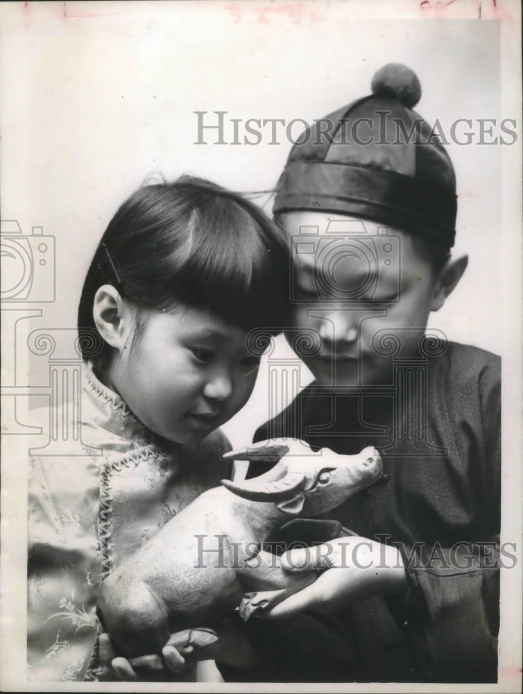 1961 Press Photo Barbara &amp; Paul Chau Examine Ox Symbol for The Chinese New Year-Historic Images