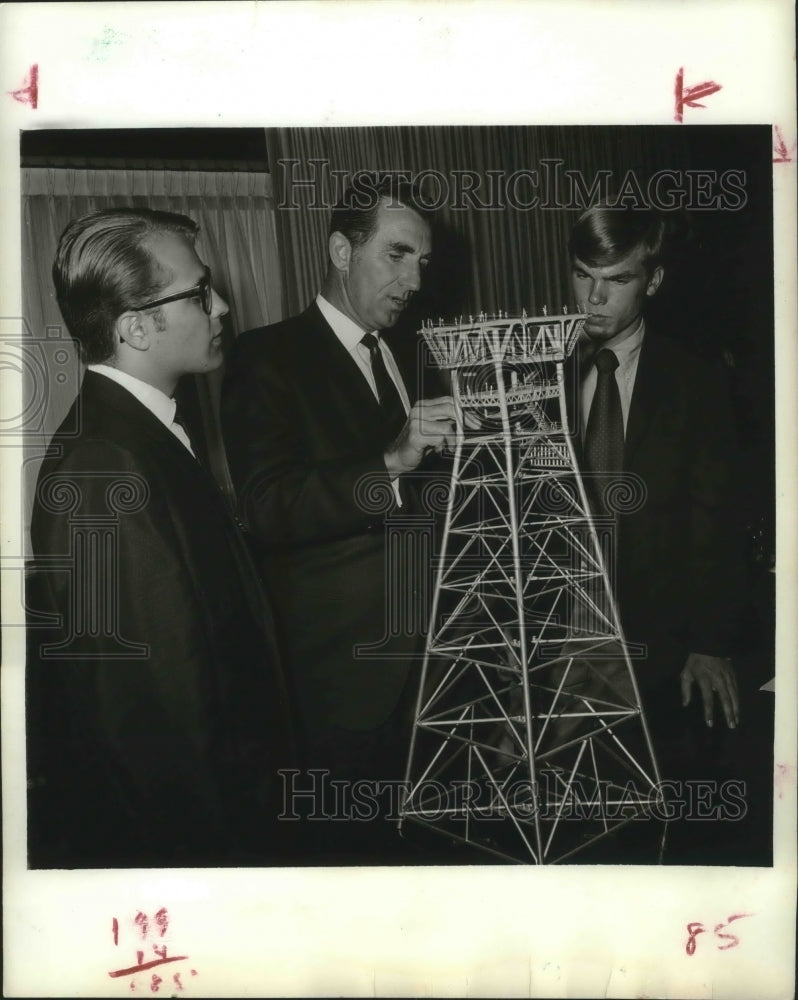 1970 Press Photo College Students of Continental Oil Co., Meet in Houston-Historic Images