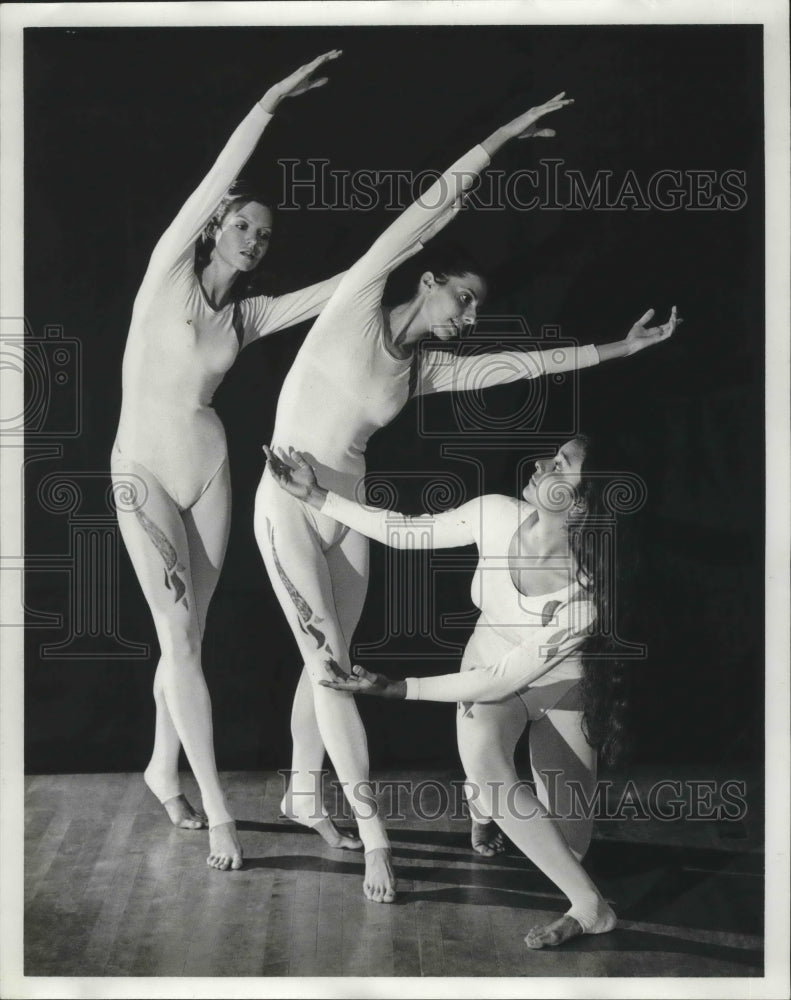 1975 Members of Discovery Dance Group - Historic Images