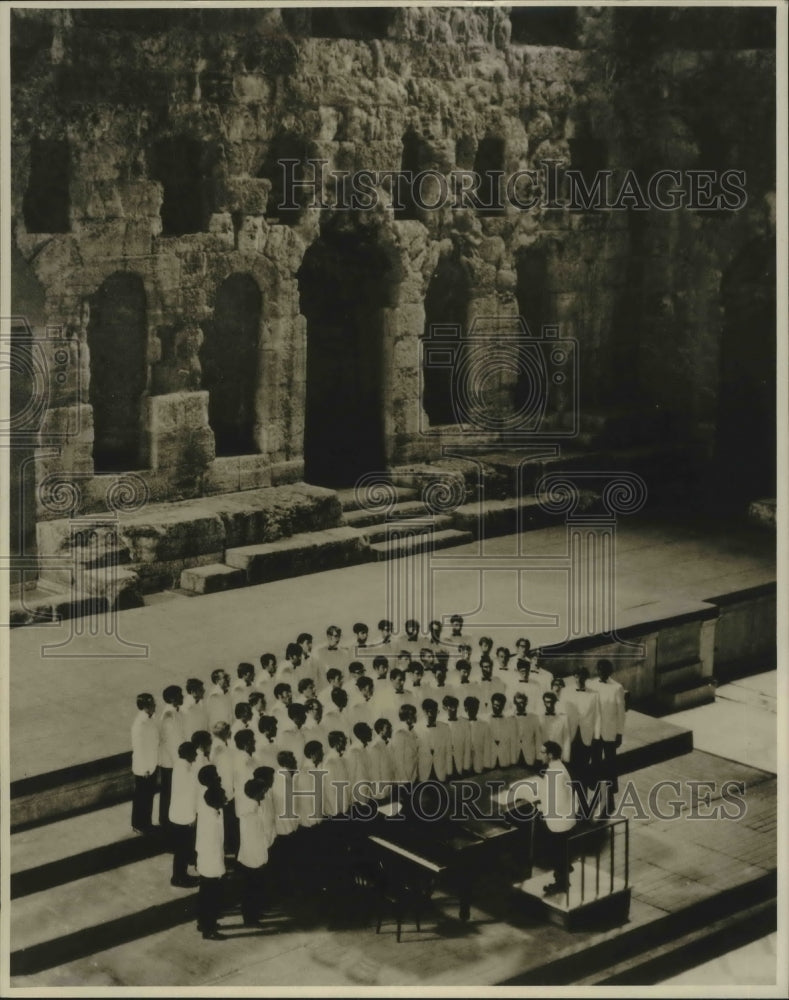 1977 Press Photo Amherst College Glee Club at Baalbek, Lebanon - hcx02543-Historic Images