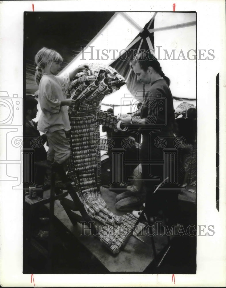 1991 Press Photo Cathy Wetzer &amp; Lea Anne Dolezal, Anheuser-Busch Brewery Houston - Historic Images