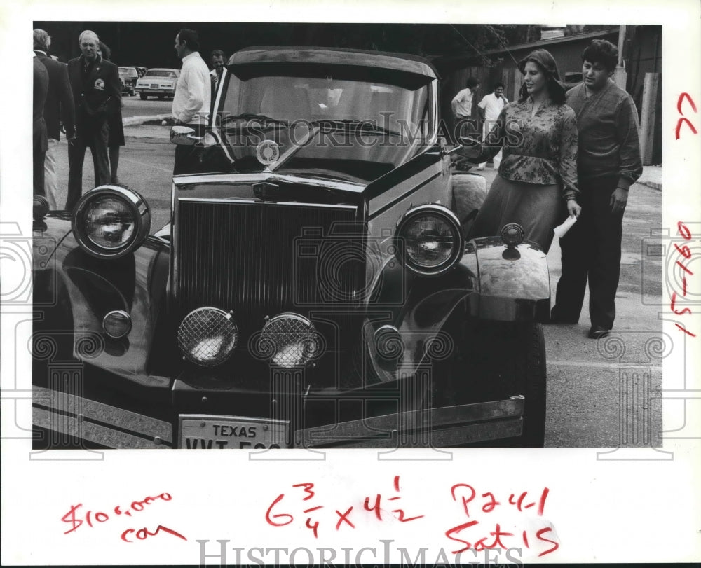 1982 Press Photo Clark and Stacey Ratcliff of Webster inspect a Clenet Car - Historic Images