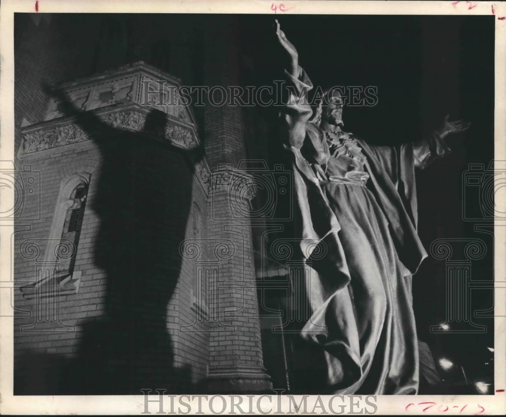 1971 Statue lit up during Christmas, Houston - Historic Images
