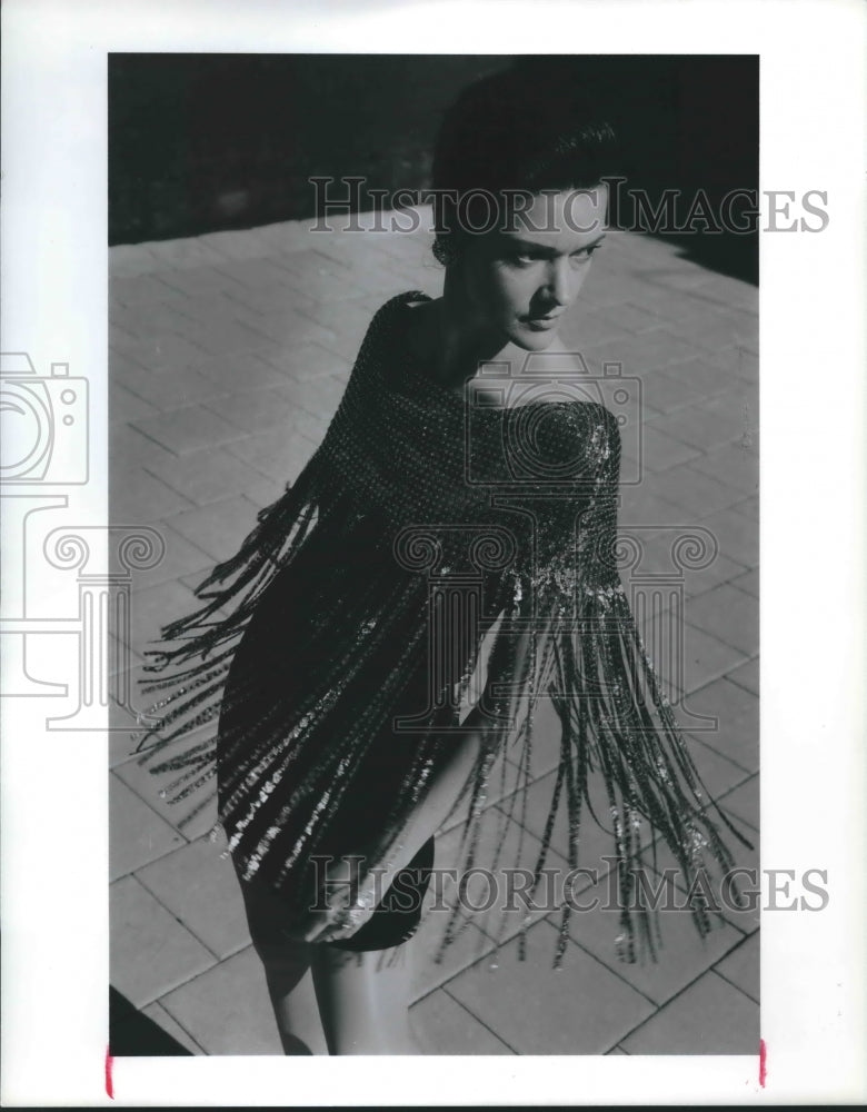 1990 Press Photo Model wears a fringe rhinestone-studded stole, Fashion - Historic Images