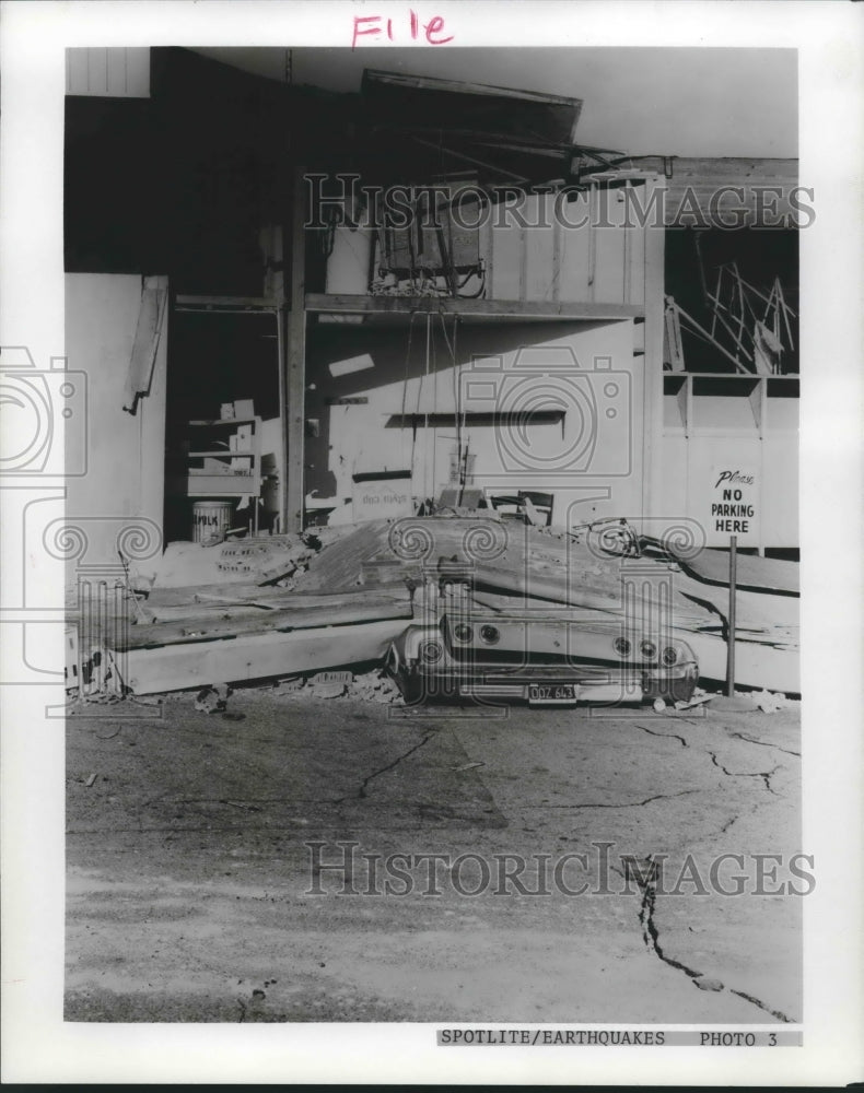 1976 Press Photo A store and a parked car in a Los Angeles after earthquake - Historic Images