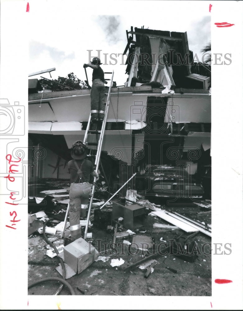 1993 Press Photo Fireman on Scene of Apartment Building Explosion in Houston.-Historic Images