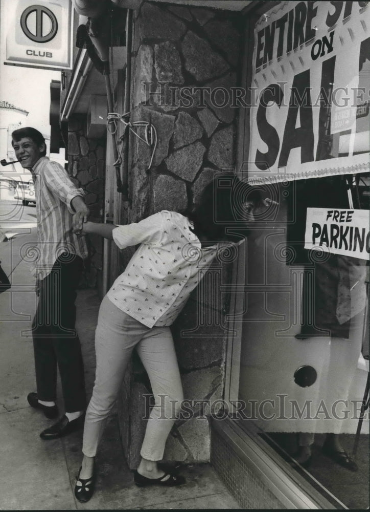 1967 Press Photo Young Texans peer into store windows - hcx04215-Historic Images