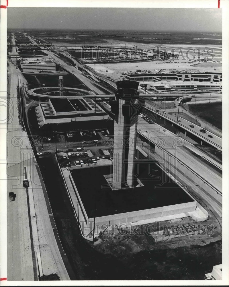 1977 Press Photo Control tower at the Dallas Fort Worth Airport - Texas-Historic Images