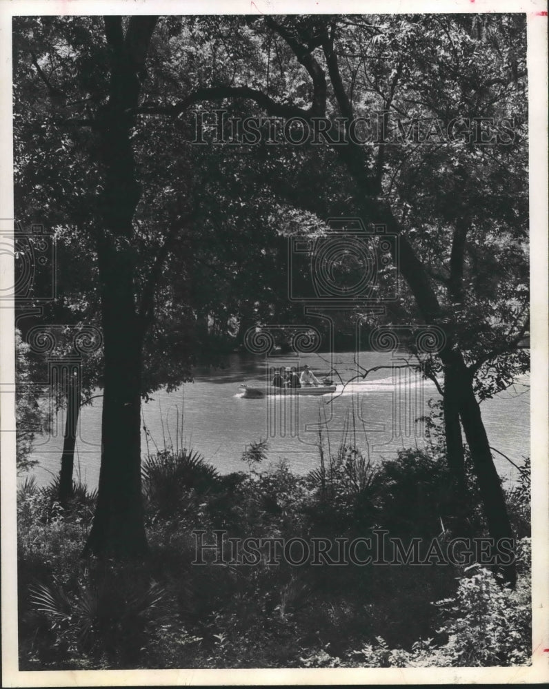 1970 Press Photo Boaters enjoy the river at Eisenhower Park, Houston - hcx04244-Historic Images