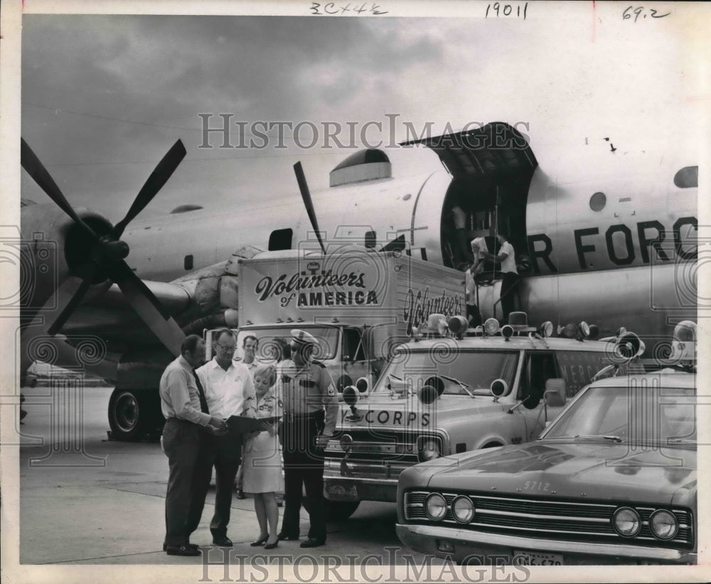 1969 Volunteers of Harris Co. Emergency Corp. Load Cargo on Plane. - Historic Images