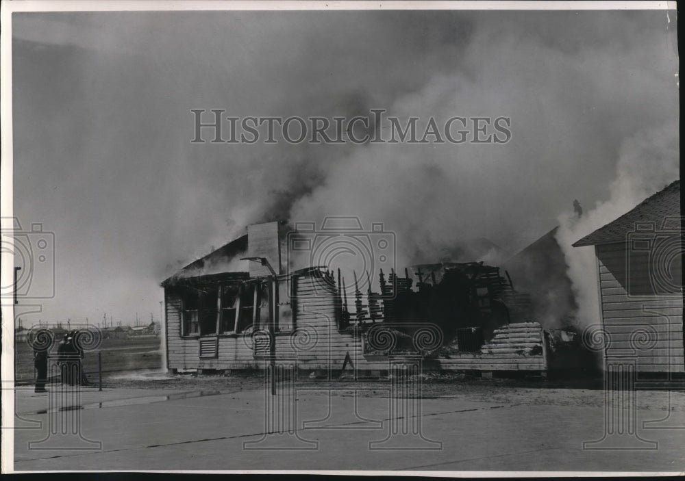 1962 Press Photo Fireman Survey the damage at Attucks Jr. High School, Houston-Historic Images