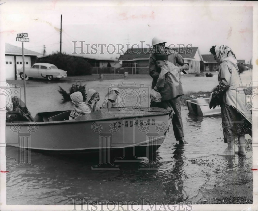 1961 Press Photo children loaded into boat because of flooded streets, Houston-Historic Images