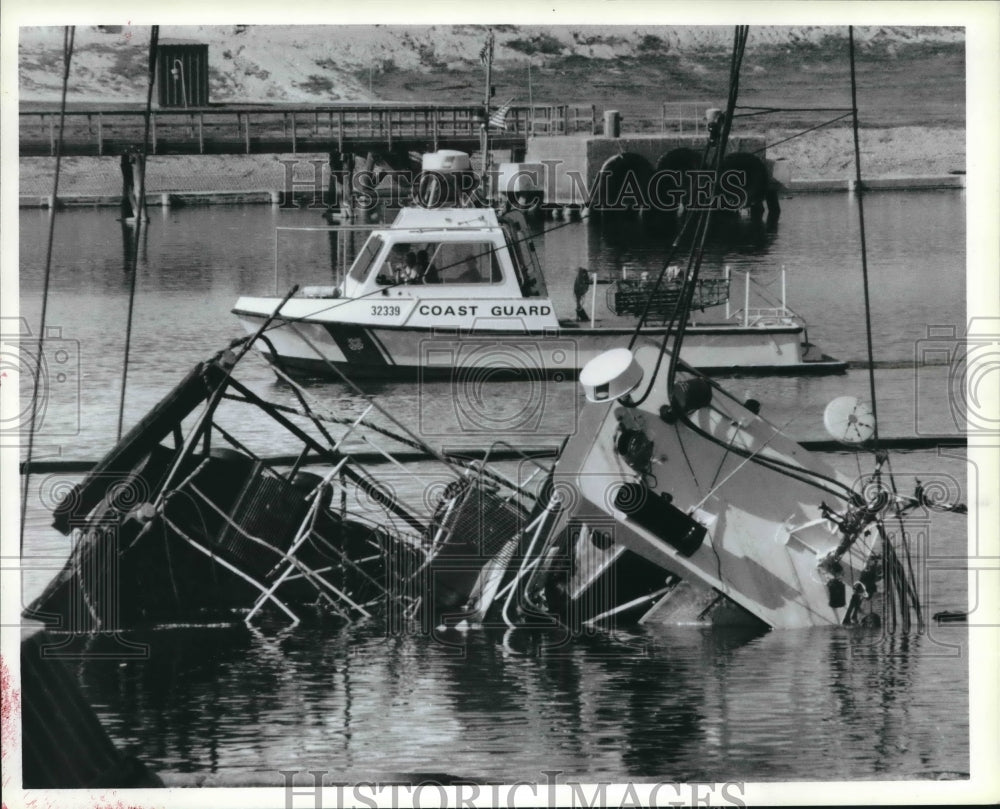 1988 Press Photo attempting to raise a tugboat in the Houston ship channel- Historic Images