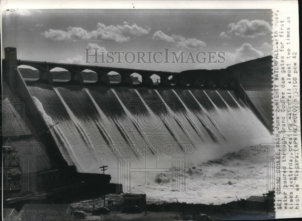 1942 Press Photo water pour through still way at Grand Coulee dam, Washington-Historic Images