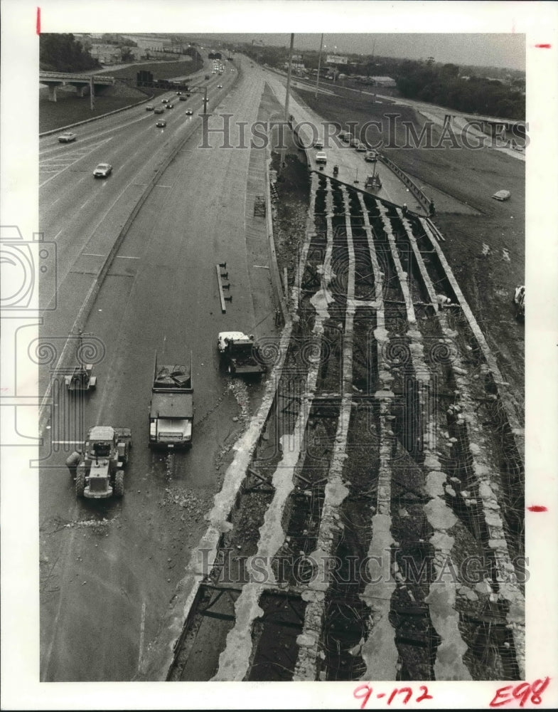 1982 Texas Department of Transportation Cleans Debris on Highway 225 - Historic Images