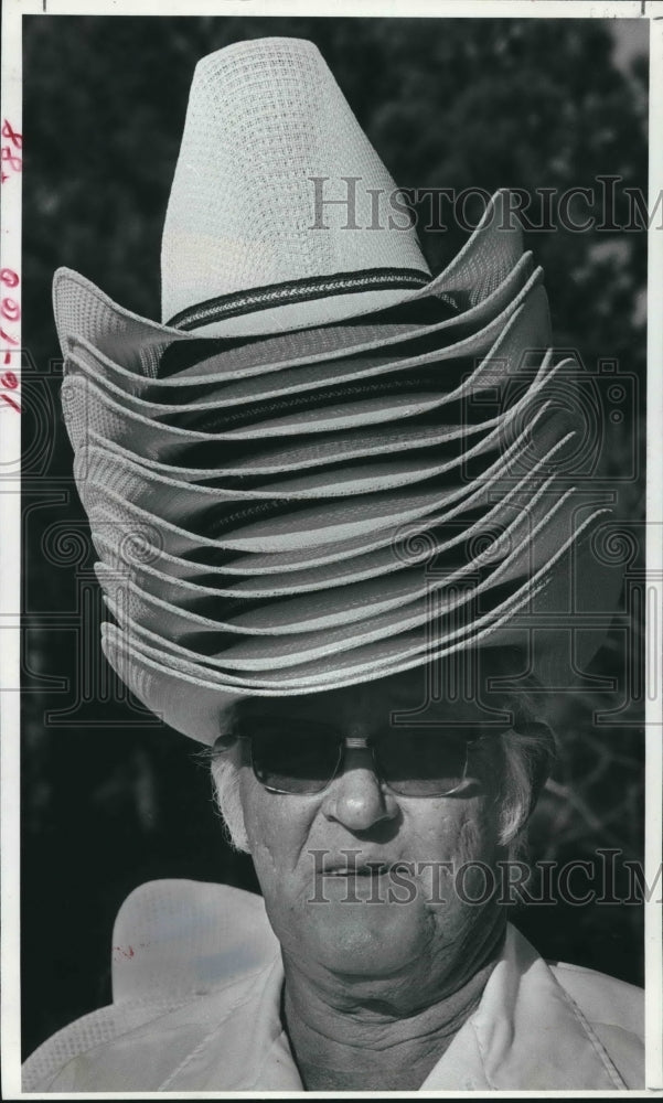 1981 Press Photo Hat seller Johnny Collier with a stack of hats on his head - Historic Images