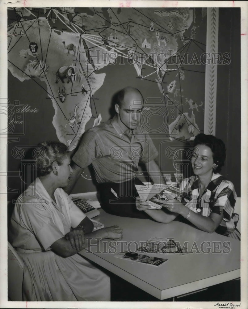 1959 Press Photo Executives at Gibraltar Savings &amp; Loan, Houston  Discuss Mexico - Historic Images