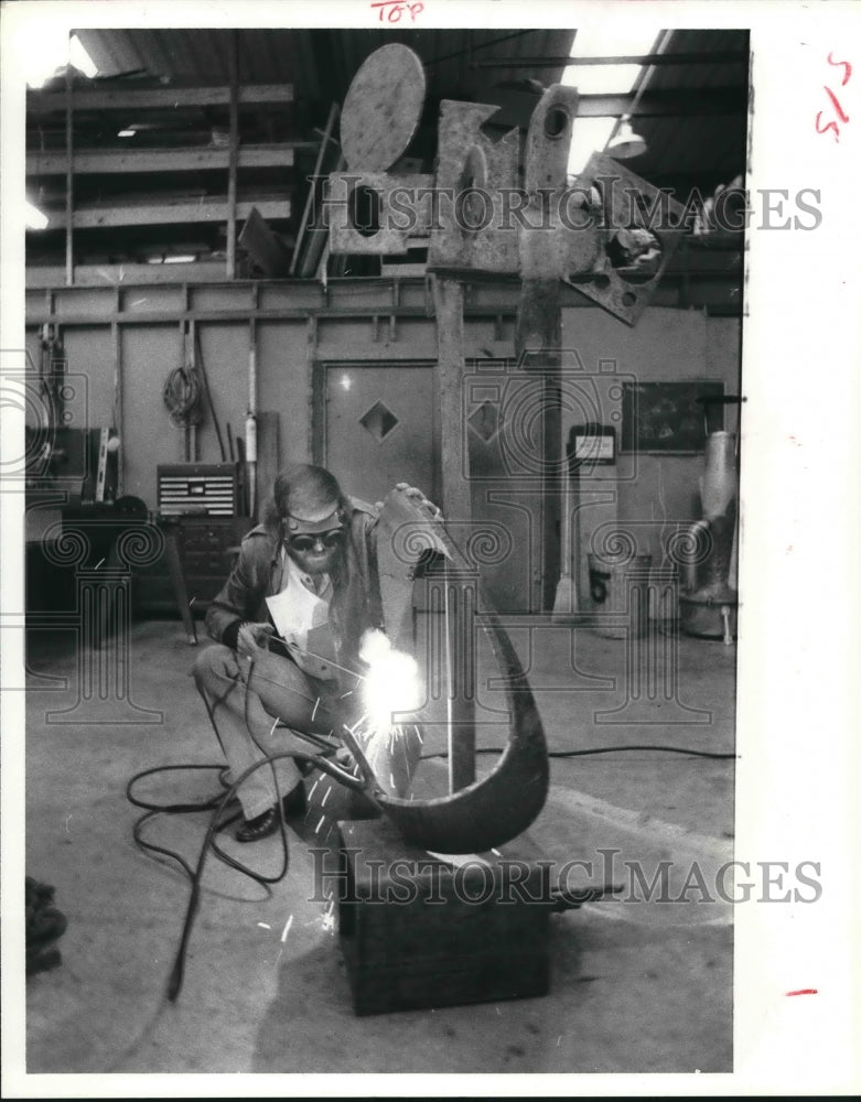 1979 Wheeler using welding torch on art sculpture, Houston - Historic Images