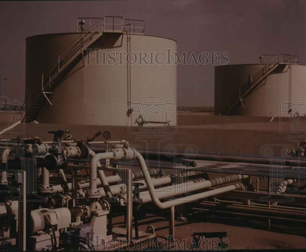 1988 Press Photo Storage towers and pipes at Hunt Oil Corp., North Yemen- Historic Images