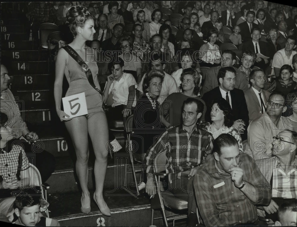 1967 Press Photo Girl models, Houston International boat, sport, and travel show-Historic Images