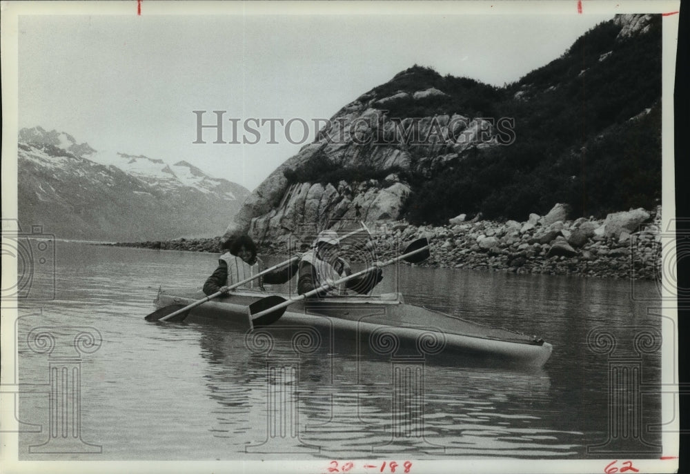 1982 Press Photo couple paddling a lake in a kayak - Historic Images