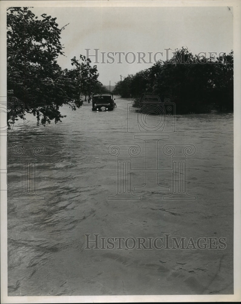 1961 Press Photo Baytown National Guard Truck Fords Hurricane Carla Floodwaters.-Historic Images