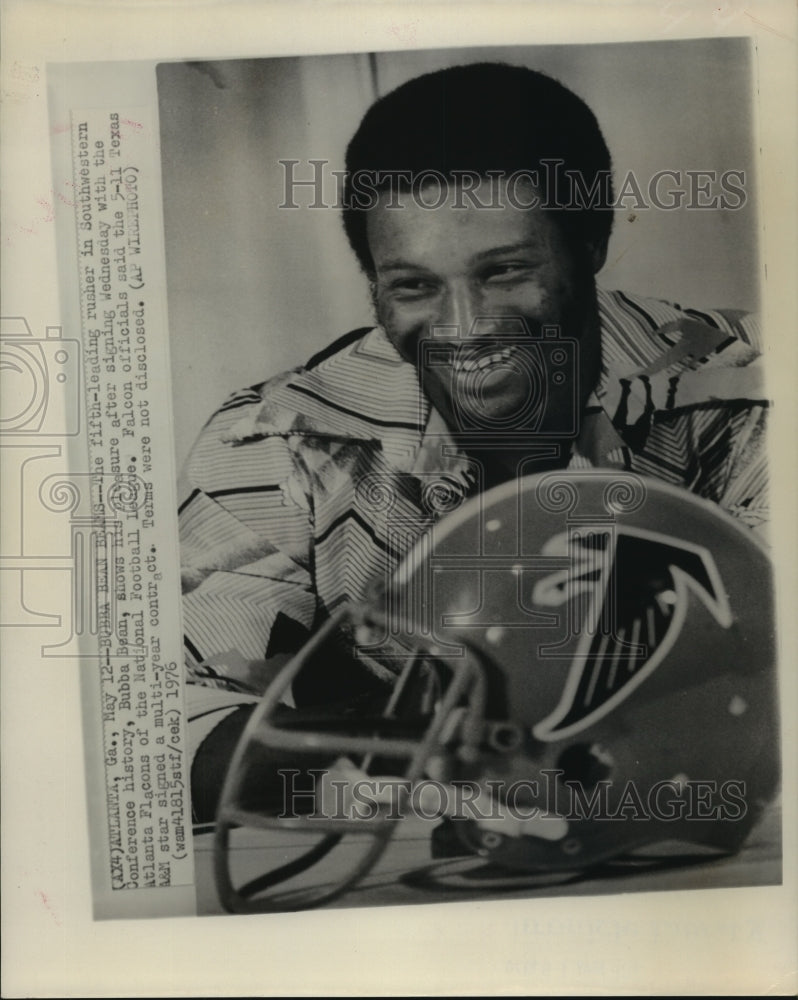 1976 Bubba Bean signs up with the Atlanta Falcons, National Football - Historic Images